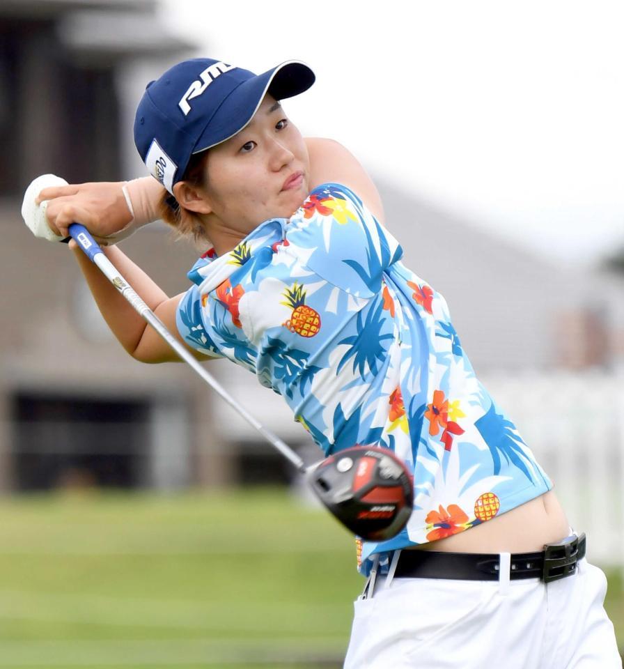 　１番でティーショットを放つ植竹希望