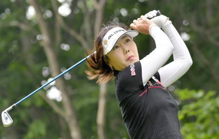 女子ゴルフ、姜秀衍が単独首位 北海道ｍｅｉｊｉカップ第２日