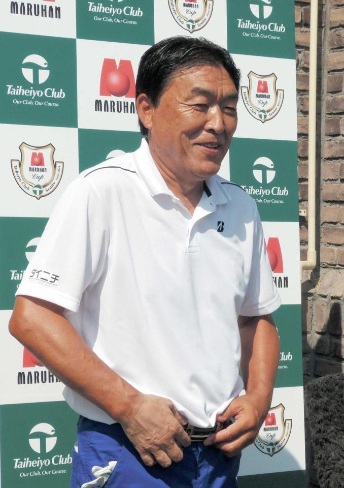 　単独首位に立ち、ホールアウト後にインタビューを受ける羽川豊