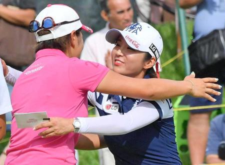 　ホールアウトし同組の成田美寿々（左）と抱き合うイ・ボミ