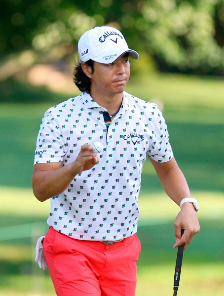 　第３ラウンド、４番でバーディーパットを決め、ギャラリーの声援に応える石川遼。通算７アンダー