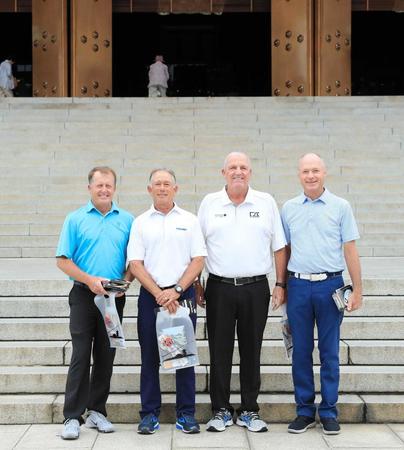 　成田山新勝寺に参拝した（左から）ファンク、グッデス、カルカベッキア、ホルバーグ