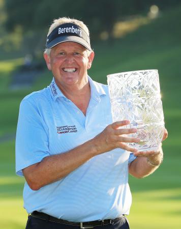 　米シニアゴルフのチャンピオンズツアー・ＪＡＬ選手権で優勝し、カップを手に笑顔のコリン・モンゴメリー＝成田ＧＣ