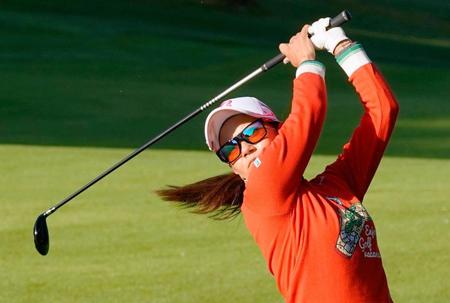 　第２打を放つ宮里藍（共同）