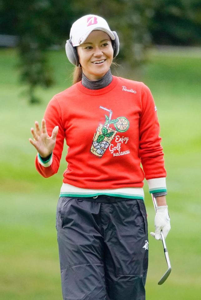 　バーディーを奪い、声援に応える宮里藍（共同）