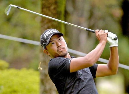 　８番でティーショットを放つ小平智