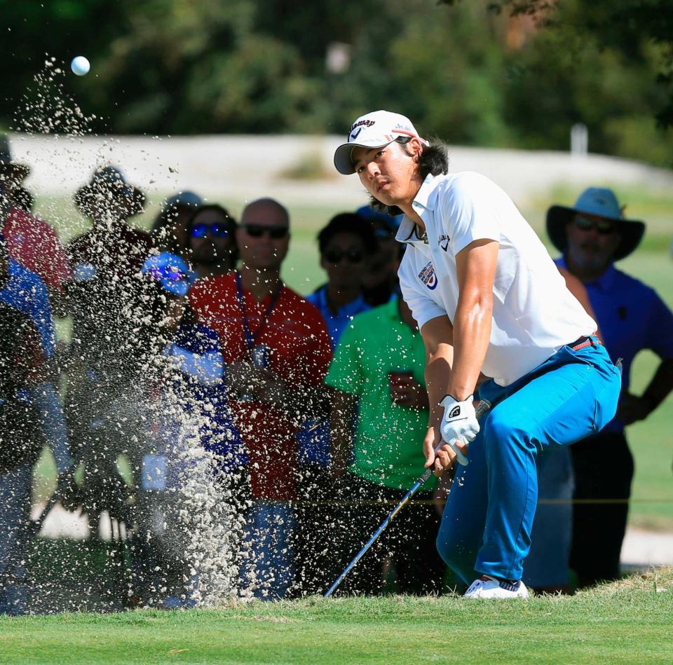 　１３番でバンカーショットを放つ石川遼。通算６アンダーで決勝ラウンドに進んだ