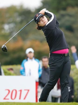 富士通女子ゴルフ、イが単独首位 第２日、鈴木は３打差３位に
