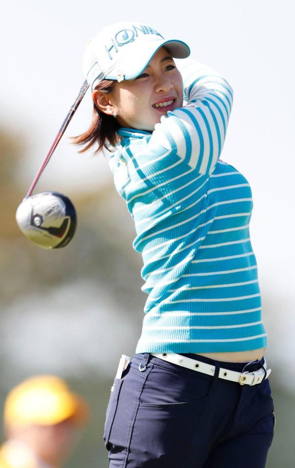 第１日、10番でティーショットを打つ永井花奈。３アンダーで６位＝武蔵丘コース
