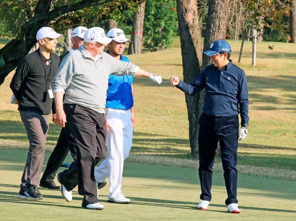 　来日したトランプ米大統領（左手前）とゴルフを楽しむ安倍首相（右端）。右から２人目は松山英樹（内閣広報室提供）＝共同
