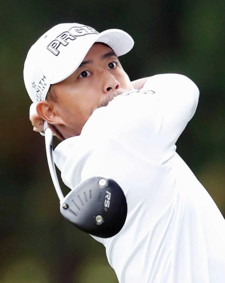 　８番でティーショットを放つ小平智