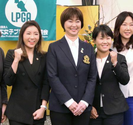 　日本女子プロゴルフ協会の入会式で笑顔を見せる（左から）イ・ボミ、小林浩美会長、畑岡奈紗＝７日、東京都内のホテル