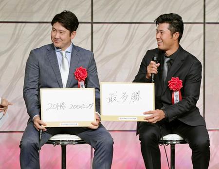 　来年の目標を掲げ、笑顔の菅野（左）と松山