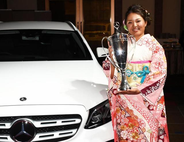 鈴木愛笑顔の花咲く３冠　副賞のベンツは「しっかり運転の練習をしてから」