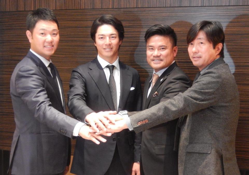 　史上最年少の選手会長に就任した石川遼（左から２人目）。左は副会長の薗田峻輔、右から深堀圭一郎、宮里優作