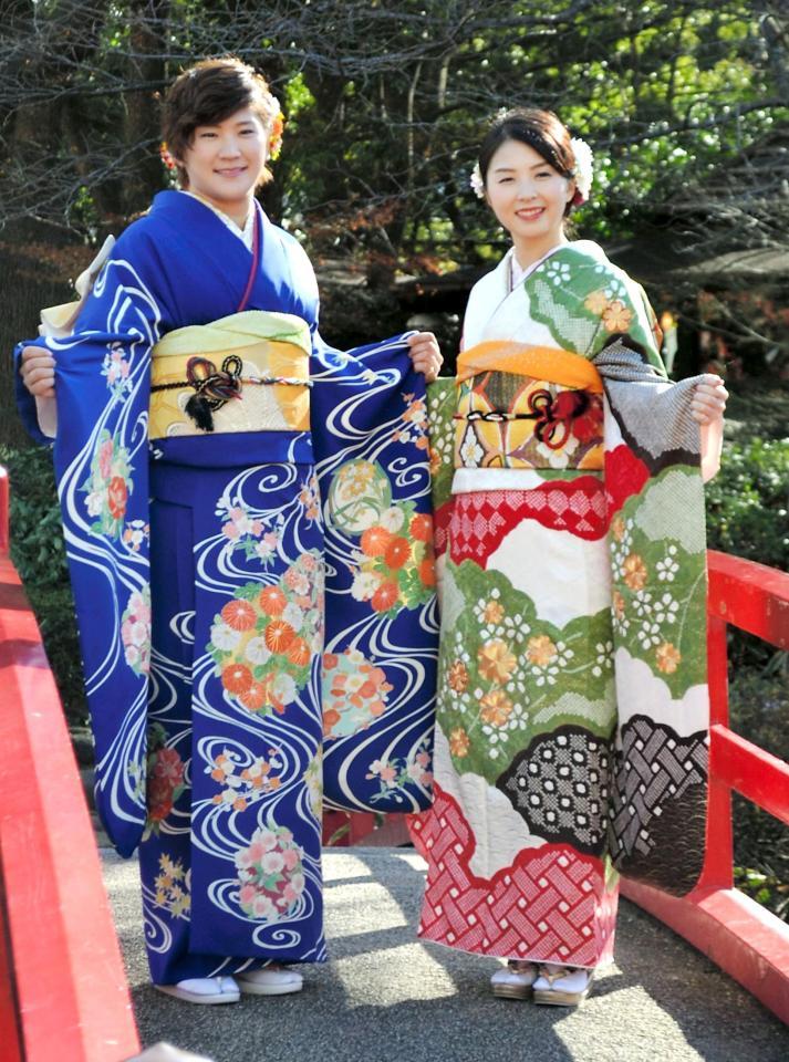 晴れ着姿を披露した成田美寿々（左）と菊地絵理香＝東京・ホテルニューオータニ