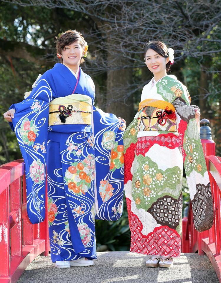 　あでやかな振り袖姿の成田美寿々（左）と菊地絵里香