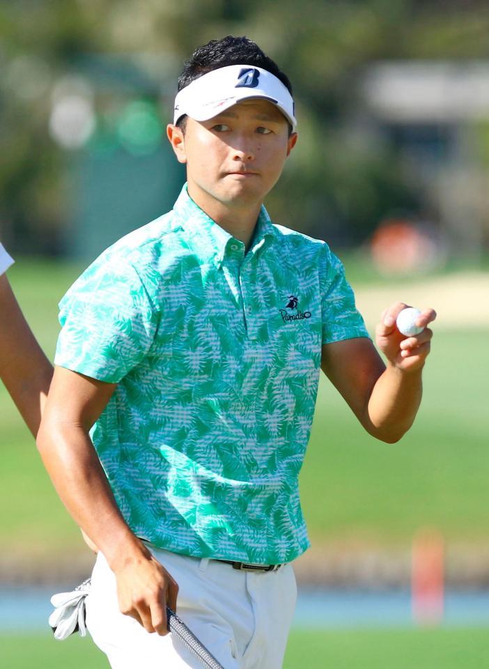 　最終ラウンド、２番でパーパットを決め、ギャラリーの声援に応える片岡大育。通算11アンダーで18位