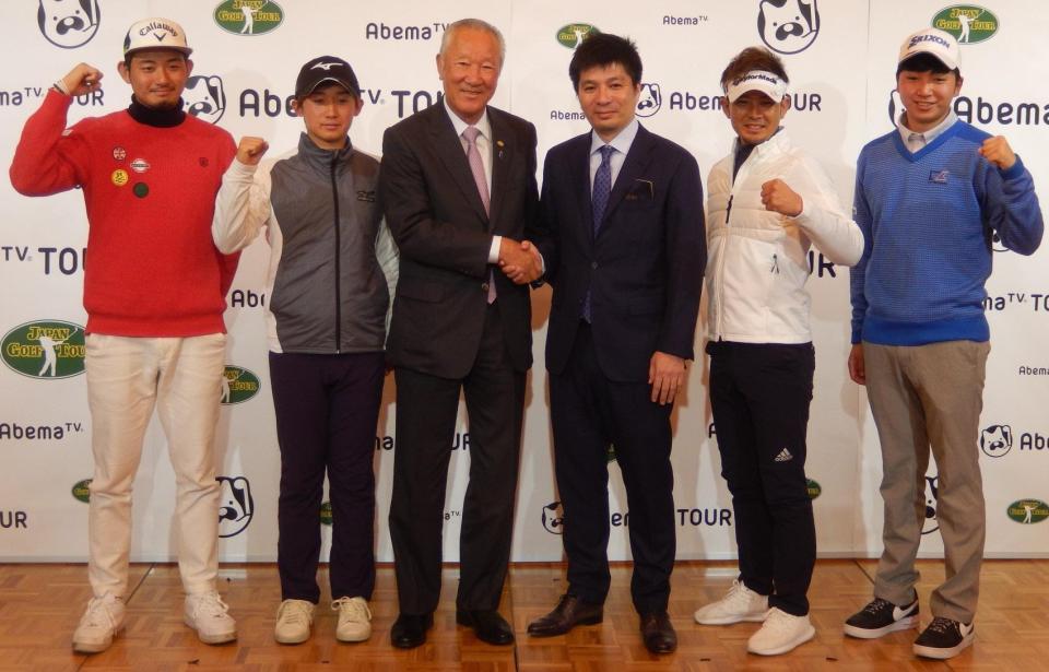 　ＡｂｅｍａＴＶの藤田社長（左から４人目）と握手する青木会長（同３人目）。活躍が期待される（左から）中里、伊藤、塩見、小木曽の各選手