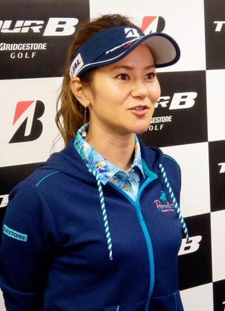 　取材に応じる女子ゴルフ元世界ランキング１位の宮里藍さん（共同）