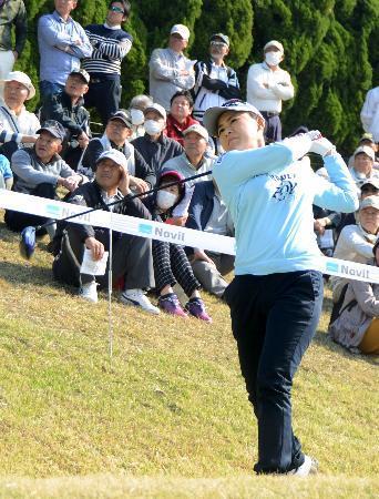 　男子ゴルフの下部ツアーに出場した横峯さくら選手＝３０日、徳島県阿波市のＪクラシックＧＣ
