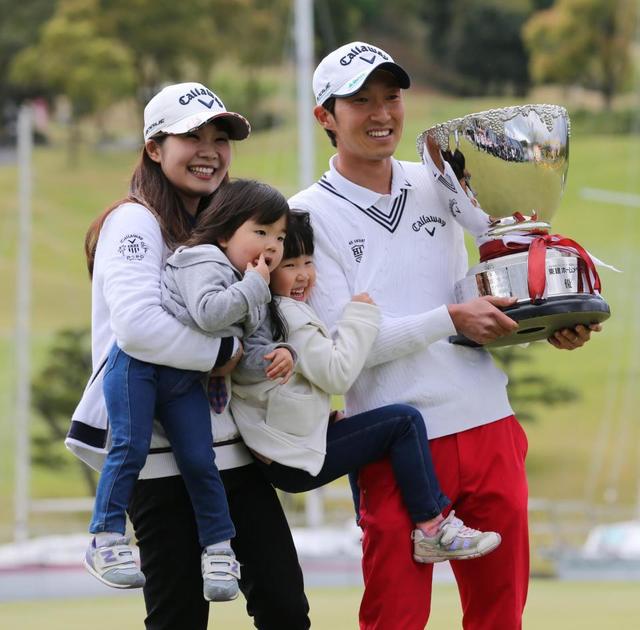 重永亜斗夢 悲願の初Ｖ　石川遼の追撃振り切る　地元・熊本に勇気届けた