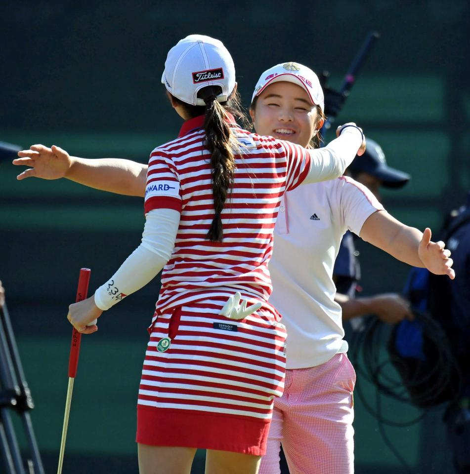 　プレーオフ２ホール目で菊地絵理香（手前）を下し、ツアー初勝利を決めた永峰咲希