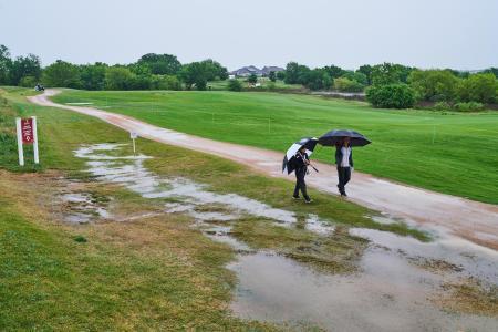 米女子ゴルフ、悪天候で短縮 ３６ホールに