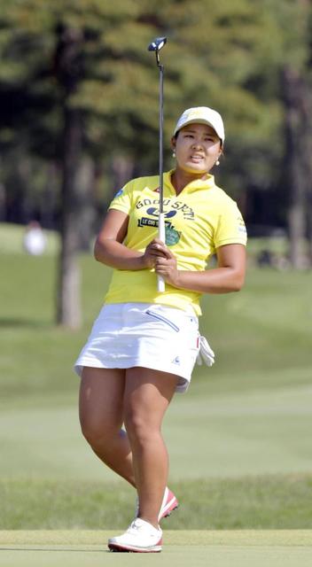 鈴木愛　１６番で単独首位に　通算３アンダー　女子ゴルフ