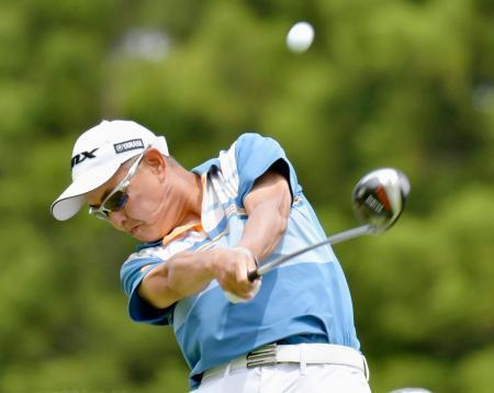 藤本が首位、５０歳谷口２位 ゴルフ、日本プロ選手権第３日