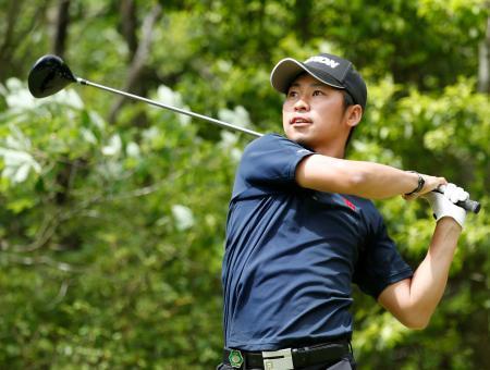 男子ゴルフ、アマの久保田が首位 関西オープン第３日