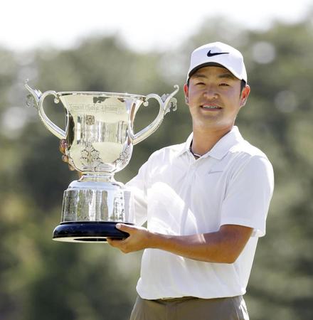 　逆転優勝でツアー３勝目を挙げた時松隆光＝小野東洋ＧＣ