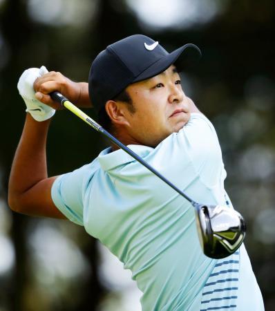 男子ゴルフ、時松隆光が首位 ツアー選手権第３日