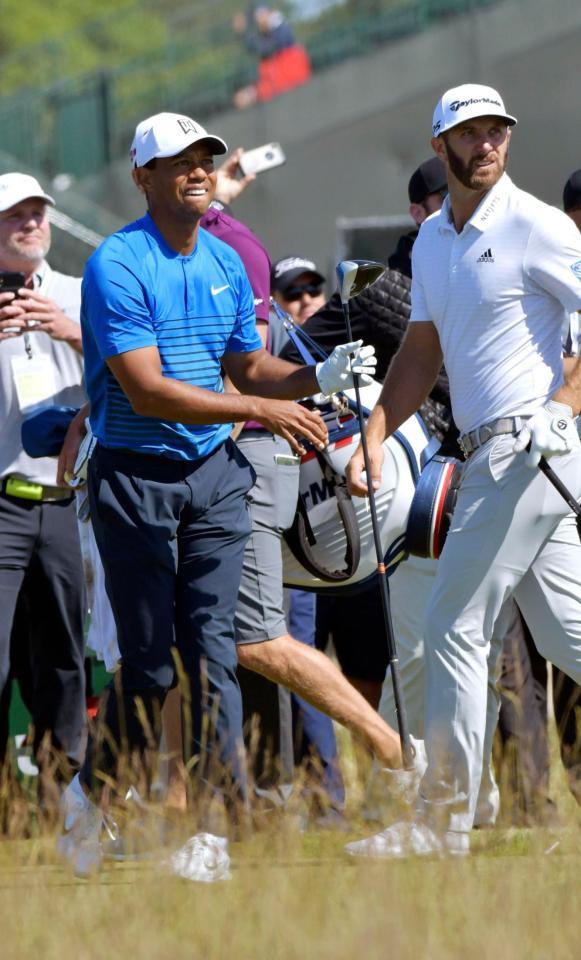 練習ラウンドで、ダスティン・ジョンソン（右）と回るタイガー・ウッズ＝シネコックヒルズＧＣ（共同）