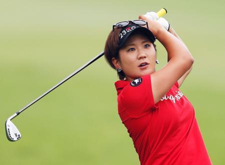 女子ゴルフ、成田が首位に浮上 アース・モンダミン杯第２日