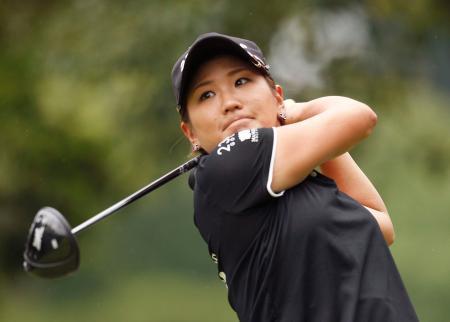 女子ゴルフ、成田が首位守る アース・モンダミン杯第３日