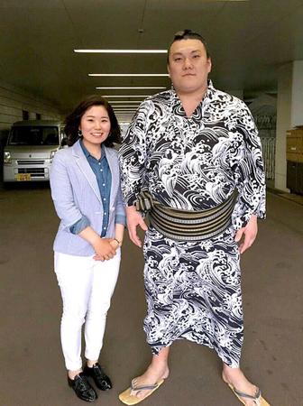 　２０１５年夏場所で初めて対面した比嘉（左）と勢