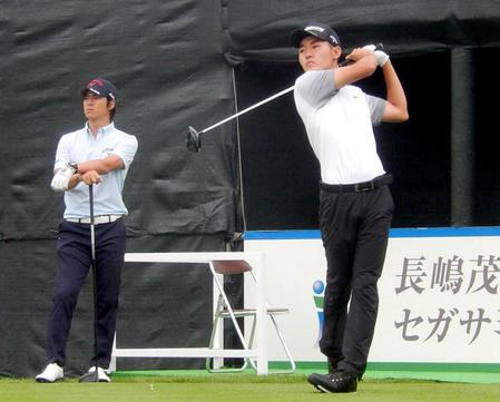　石川遼（左）とラウンドする日本ツアー初挑戦の丸山奨王