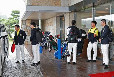 　日本アマチュア選手権が大雨の影響で大会不成立となり、引き揚げる選手ら＝芥屋ＧＣ