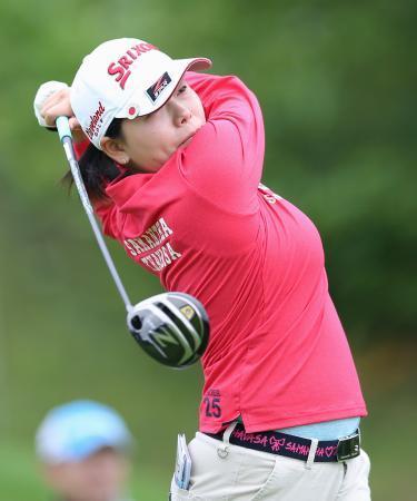 女子ゴルフ勝が６アンダーで首位 ニッポンハム第１日、永井１打差