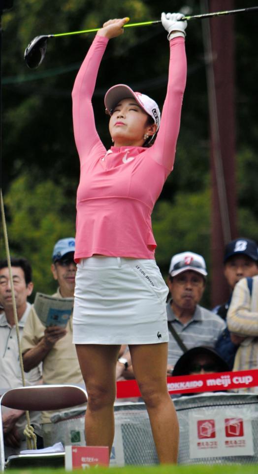 スタートを待つ間に準備運動をするイ・ボミ＝札幌国際ＣＣ島松Ｃ