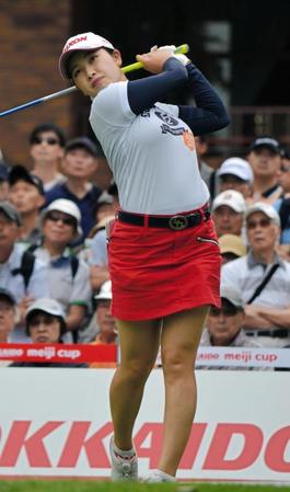 １番でティーショットを放つ小祝＝札幌国際ＣＣ島松Ｃ