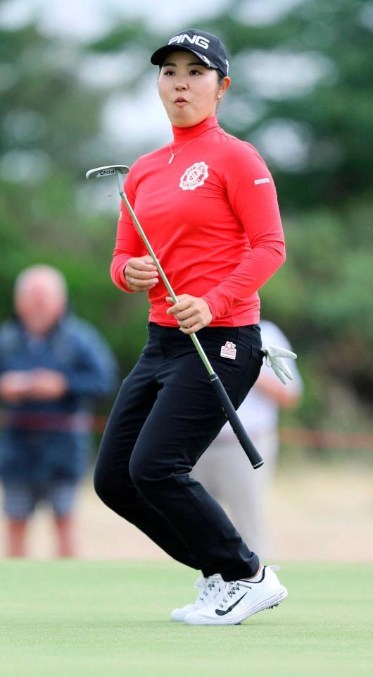 　４番でバーディーパットを決めた比嘉真美子（共同）