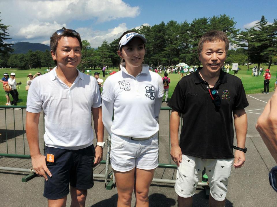 脇元華（中央）と父の信幸さん（左）。右は急きょキャディーを務めた笠りつ子の父、清也さん