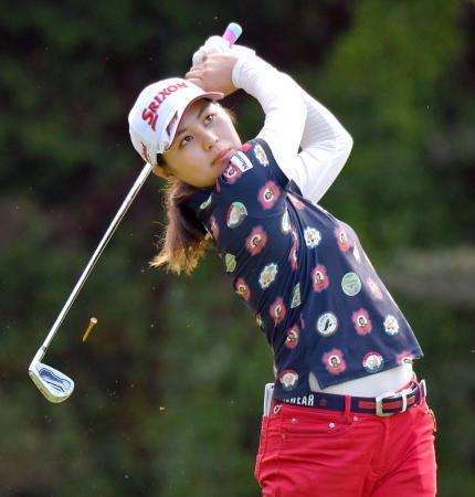 女子ゴルフ、新垣が６７で首位 １９歳、ＣＡＴレディース第１日