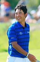 　最終ラウンド、ホールアウトし笑顔を見せる松山英樹（共同）