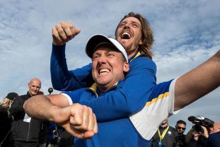 　ゴルフの対抗戦、ライダーカップで米国代表を破り、喜ぶ欧州代表のイアン・ポールター（下）とトミー・フリートウッド＝３０日、パリ（ゲッティ＝共同）