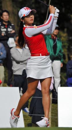 １８番でティーショットを放つイ・ボミ＝武蔵丘ＧＣ