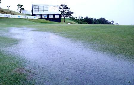 悪天候で中止、５４ホールに短縮 男子ゴルフ第３日、沖縄