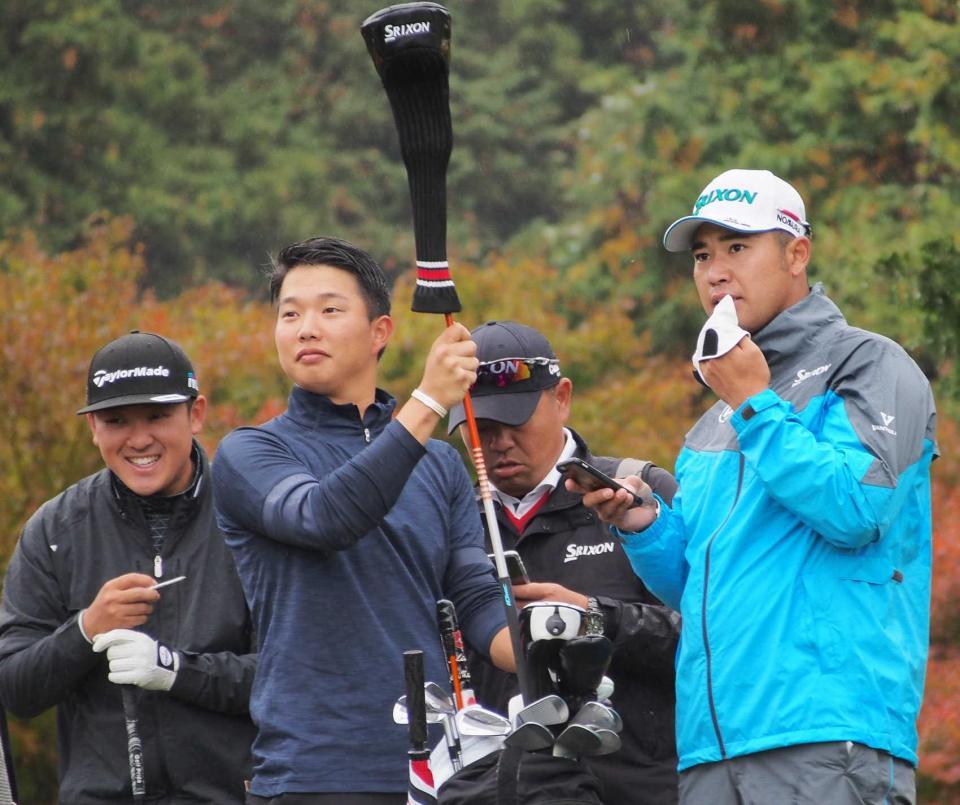 　リラックスして練習ラウンドをする松山英樹（右）